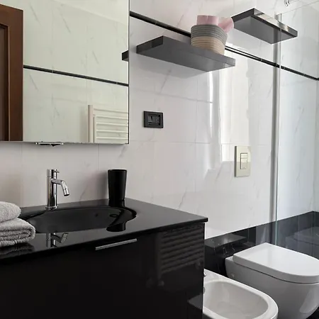 Апартаменти Per 5 Persone Su Scalinata Storica A 9 Minuti A Piedi Dalla Stazione E 12 Dal Centro - Vista Sui Tetti Della Citta - Zona Collinare Residenziale Ла-Спеція