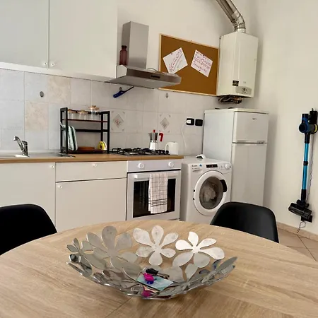 Per 5 Persone Su Scalinata Storica A 9 Minuti A Piedi Dalla Stazione E 12 Dal Centro - Vista Sui Tetti Della Citta - Zona Collinare Residenziale Apartment