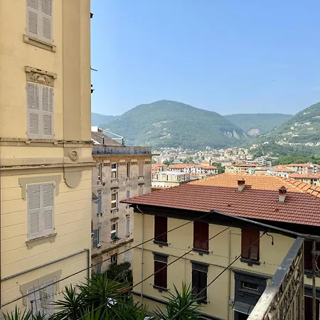 Per 5 Persone Su Scalinata Storica A 9 Minuti A Piedi Dalla Stazione E 12 Dal Centro - Vista Sui Tetti Della Citta - Zona Collinare Residenziale